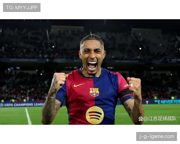 拉菲尼亚在巴萨更衣室扮演关键角色,助力球队团结与战术执行 拉菲尼亚在巴萨更衣室扮演关键角色,助力球队团结与战术执行