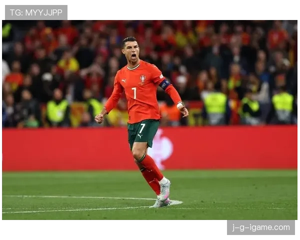 C罗与主帅冲突风波持续发酵,球队内部关系引关注 C罗与主帅冲突风波持续发酵,球队内部关系引关注