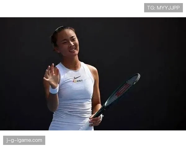 袁悦穿着随意进楼下咖啡店，手表闪瞎眼，路人却只盯着她那娃娃脸笑容