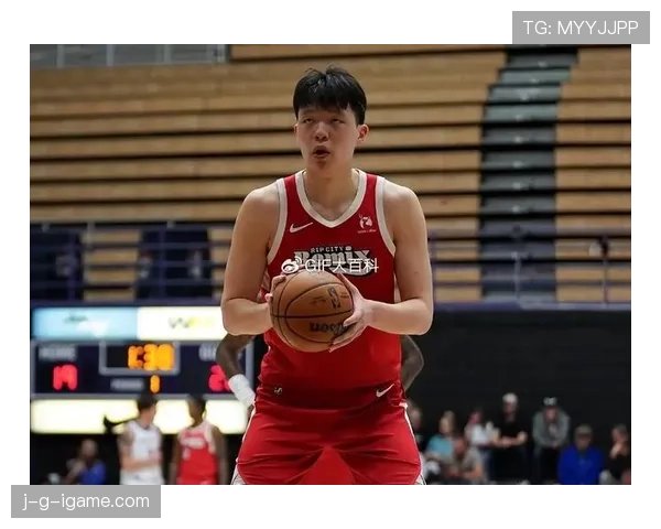 杨瀚森训练间隙买了几千块护肤品？这画风和球场上完全不搭啊！